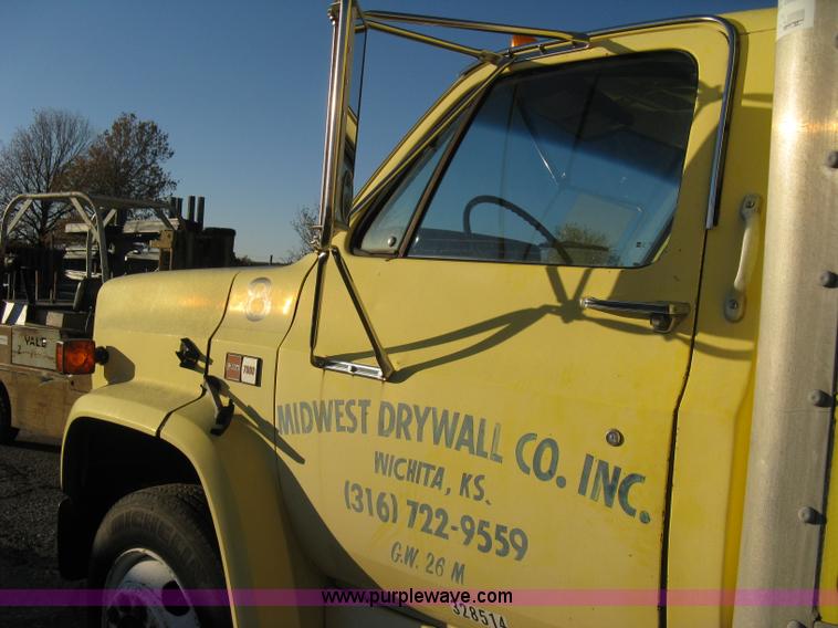 image for item A4424 1987 GMC Sierra C7000 box truck