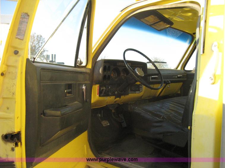 image for item A4424 1987 GMC Sierra C7000 box truck