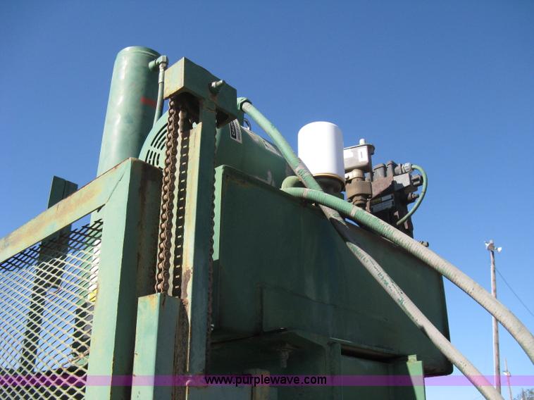 image for item A4460 1997 Load King 1003910 vertical cardboard baler