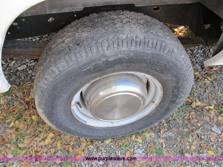 image for item B2524 2004 Ford Econoline E250 service van