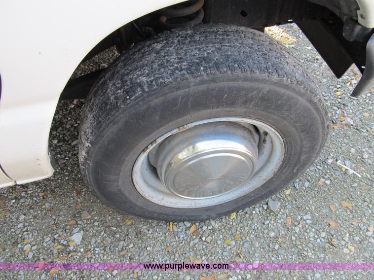 image for item B2524 2004 Ford Econoline E250 service van
