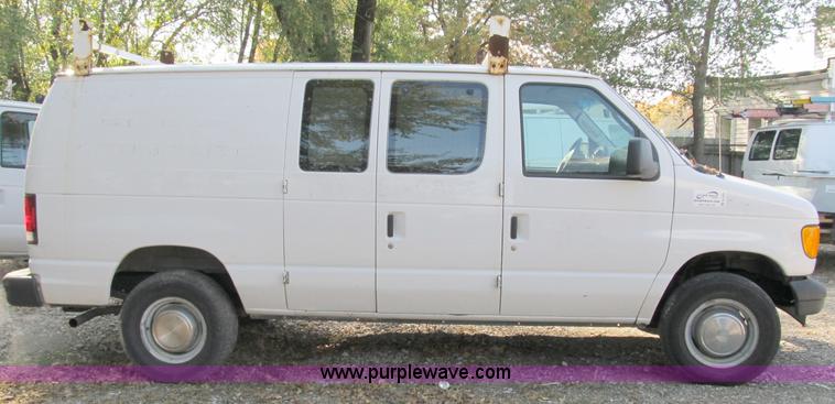 image for item B2524 2004 Ford Econoline E250 service van