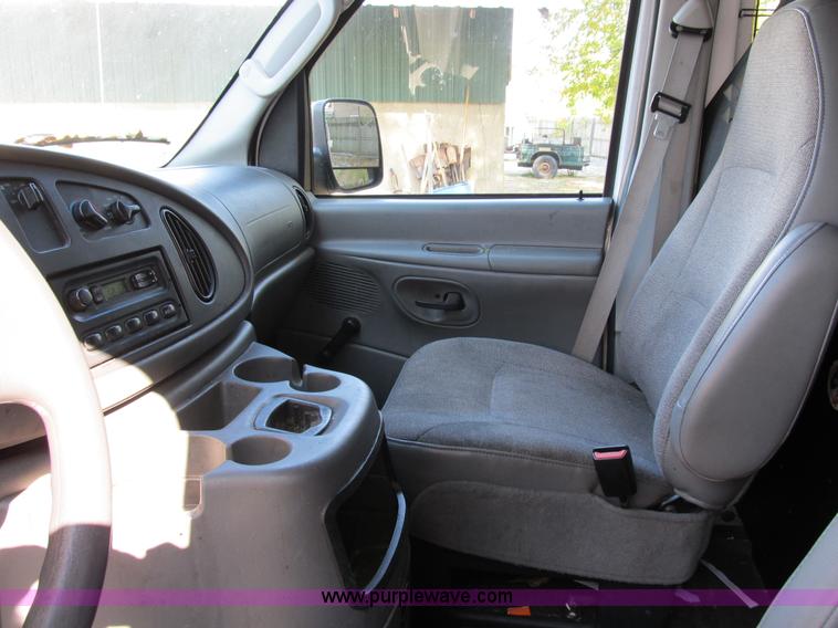 image for item B2524 2004 Ford Econoline E250 service van