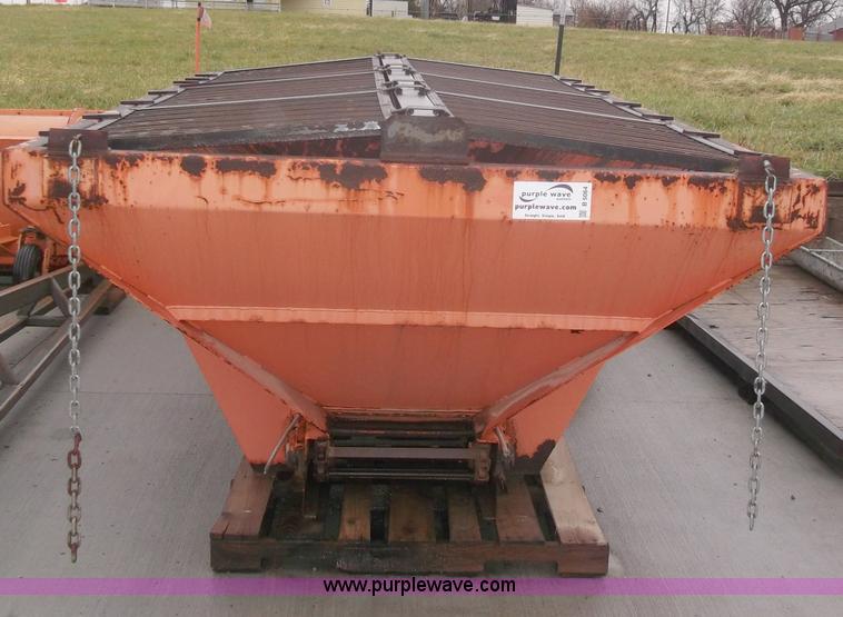 image for item B5064 1999 Warren salt spreader