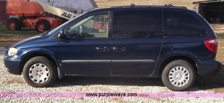 image for item B5069 2002 Chrysler Voyager LX mini van