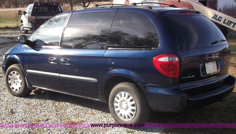 image for item B5069 2002 Chrysler Voyager LX mini van