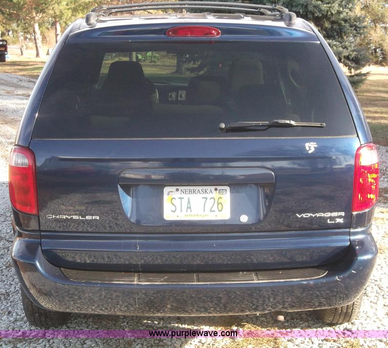 image for item B5069 2002 Chrysler Voyager LX mini van