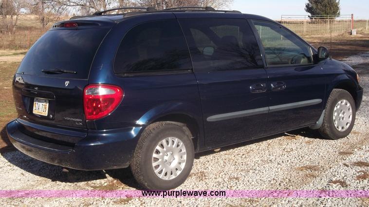 image for item B5069 2002 Chrysler Voyager LX mini van