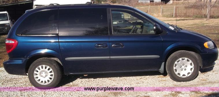 image for item B5069 2002 Chrysler Voyager LX mini van