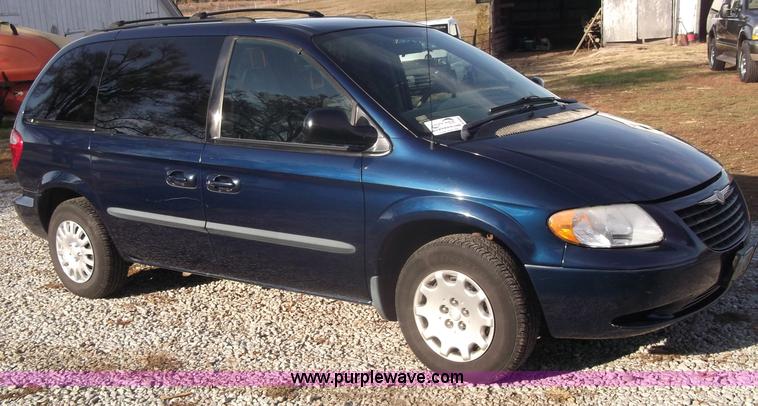image for item B5069 2002 Chrysler Voyager LX mini van