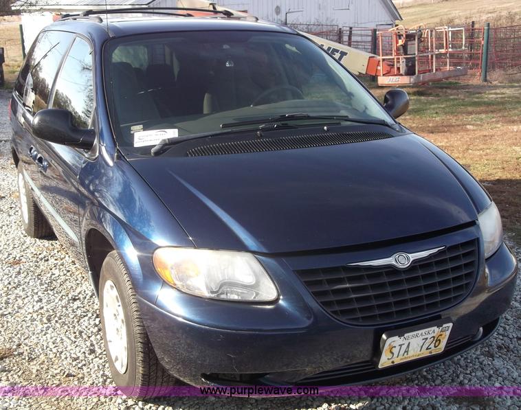 image for item B5069 2002 Chrysler Voyager LX mini van