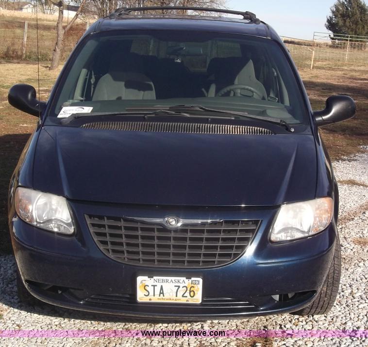 image for item B5069 2002 Chrysler Voyager LX mini van