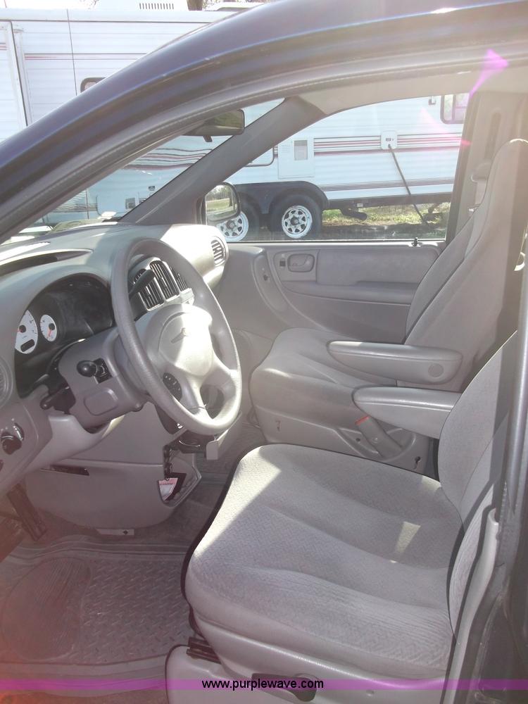 image for item B5069 2002 Chrysler Voyager LX mini van