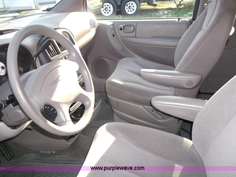 image for item B5069 2002 Chrysler Voyager LX mini van