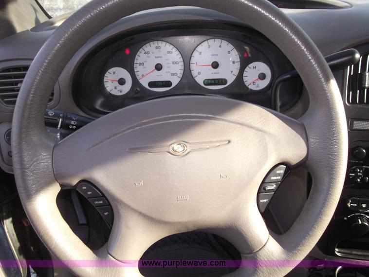 image for item B5069 2002 Chrysler Voyager LX mini van
