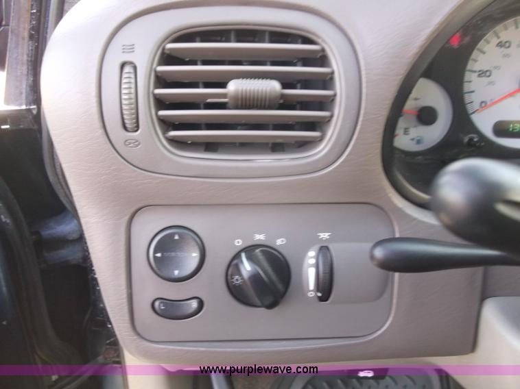 image for item B5069 2002 Chrysler Voyager LX mini van