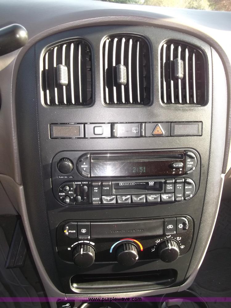 image for item B5069 2002 Chrysler Voyager LX mini van