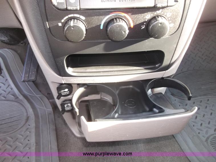 image for item B5069 2002 Chrysler Voyager LX mini van
