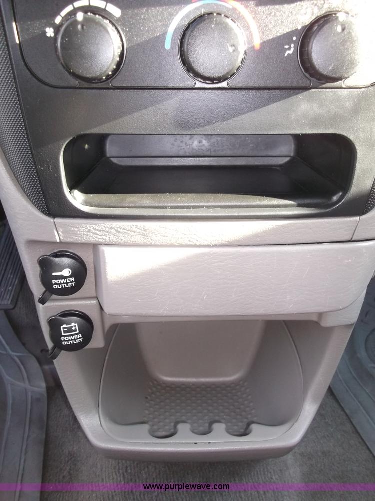 image for item B5069 2002 Chrysler Voyager LX mini van