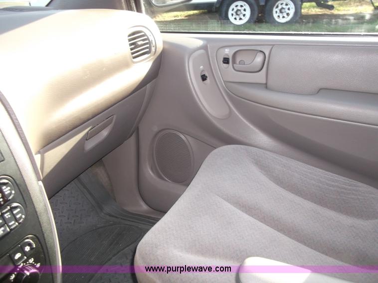 image for item B5069 2002 Chrysler Voyager LX mini van