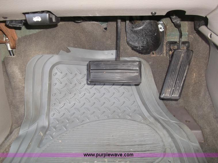 image for item B5069 2002 Chrysler Voyager LX mini van