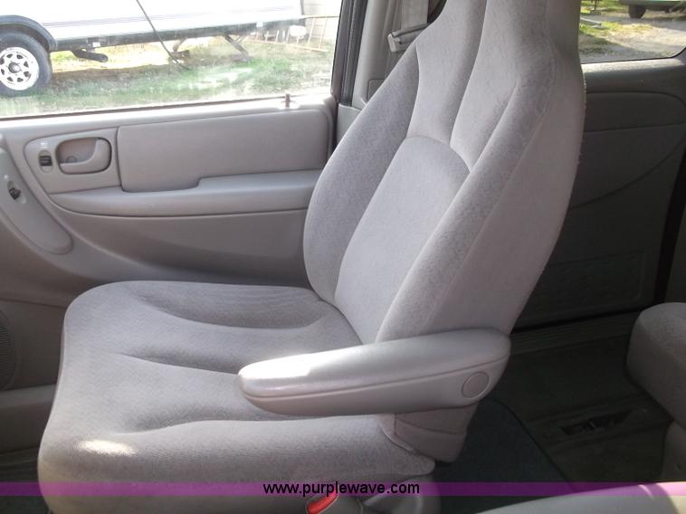 image for item B5069 2002 Chrysler Voyager LX mini van