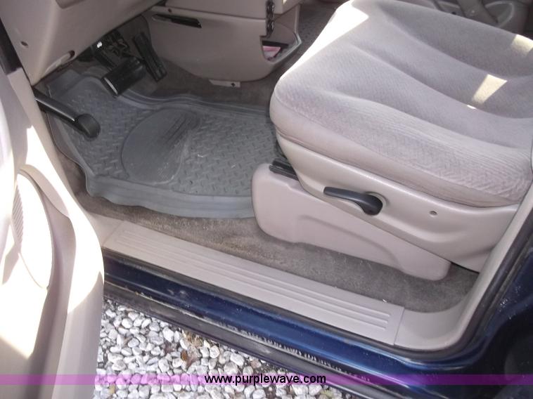 image for item B5069 2002 Chrysler Voyager LX mini van