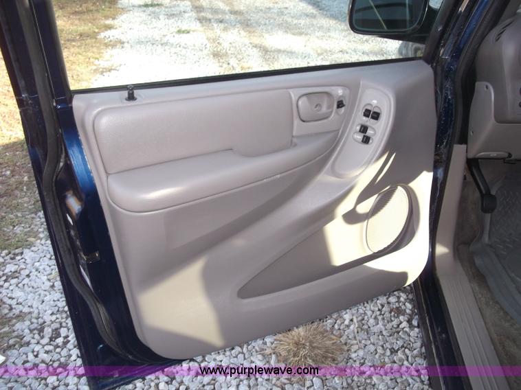 image for item B5069 2002 Chrysler Voyager LX mini van