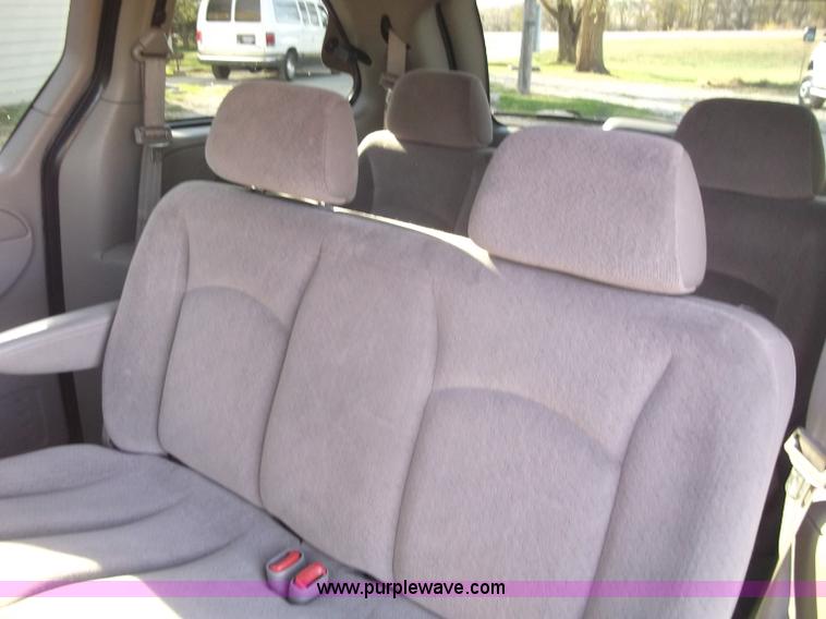 image for item B5069 2002 Chrysler Voyager LX mini van