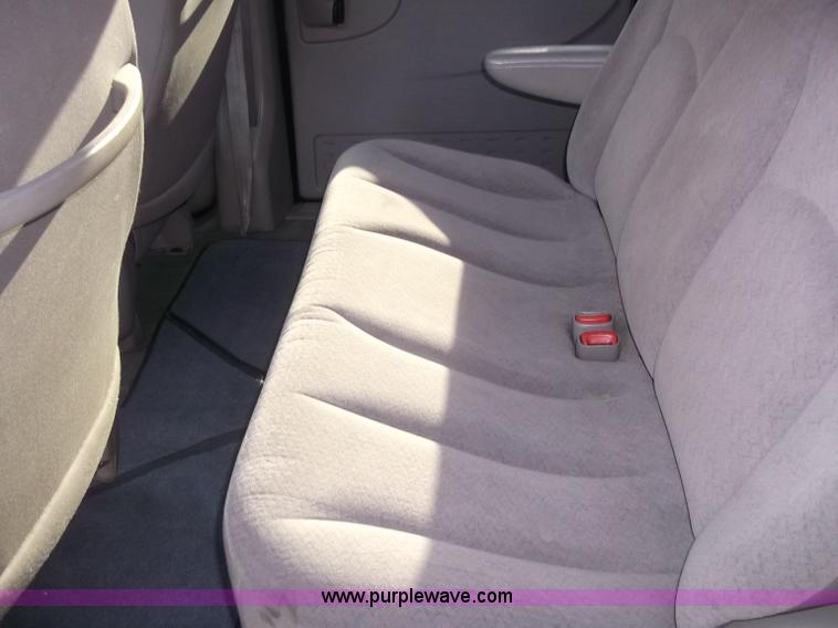 image for item B5069 2002 Chrysler Voyager LX mini van