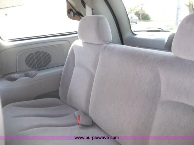 image for item B5069 2002 Chrysler Voyager LX mini van