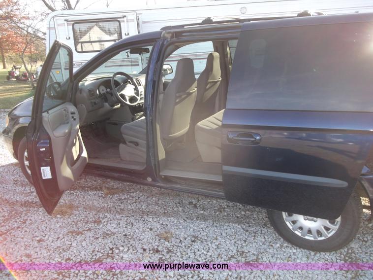 image for item B5069 2002 Chrysler Voyager LX mini van