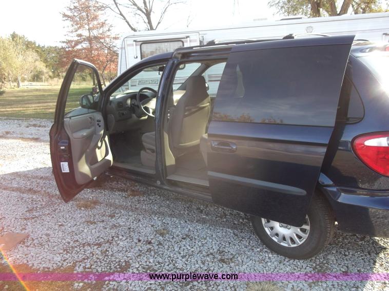 image for item B5069 2002 Chrysler Voyager LX mini van