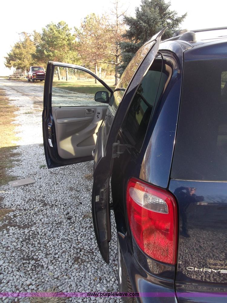 image for item B5069 2002 Chrysler Voyager LX mini van