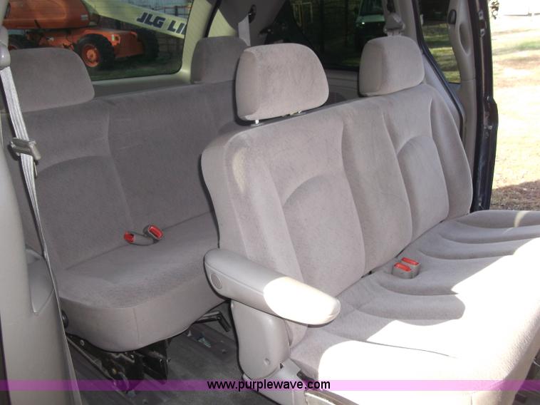 image for item B5069 2002 Chrysler Voyager LX mini van
