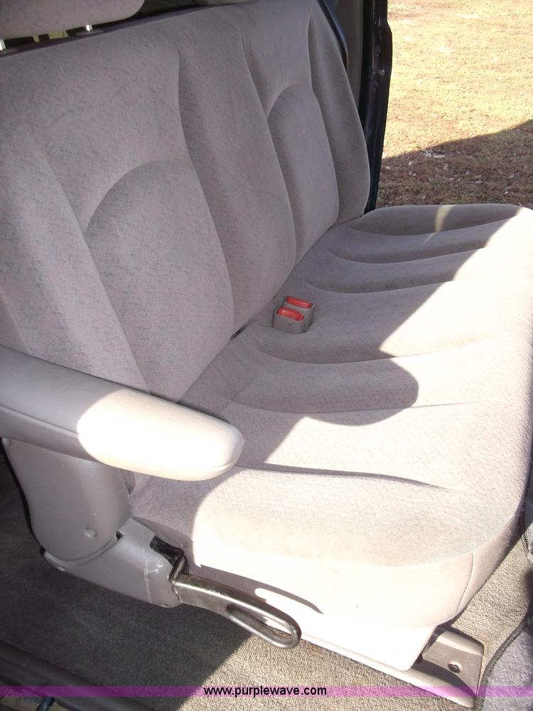 image for item B5069 2002 Chrysler Voyager LX mini van