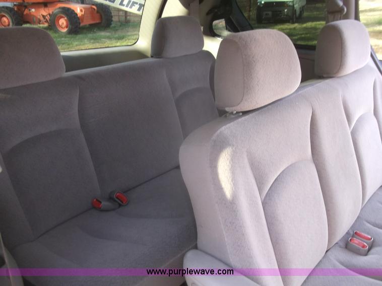image for item B5069 2002 Chrysler Voyager LX mini van