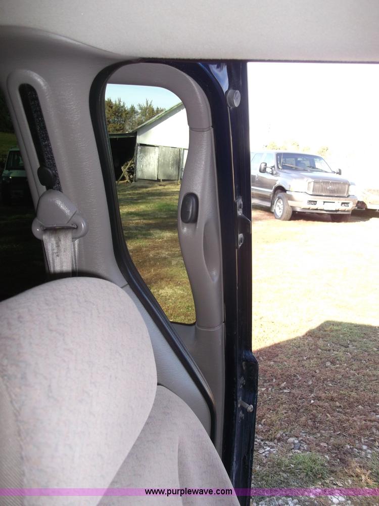 image for item B5069 2002 Chrysler Voyager LX mini van