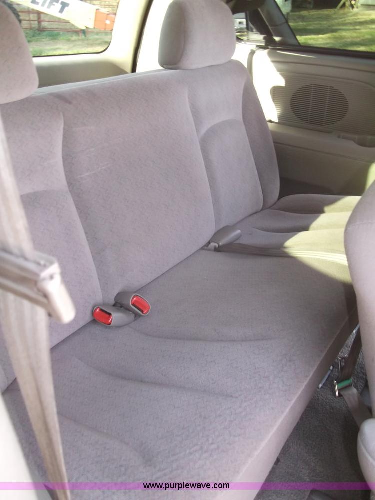 image for item B5069 2002 Chrysler Voyager LX mini van