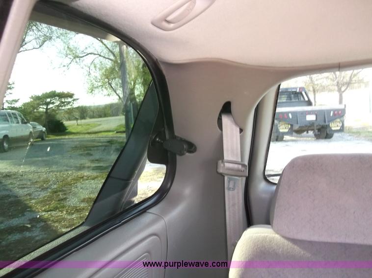 image for item B5069 2002 Chrysler Voyager LX mini van