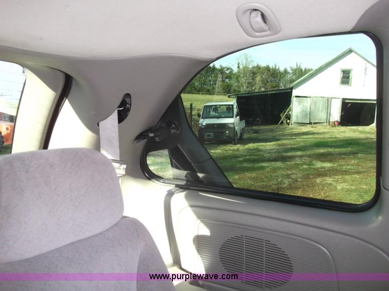 image for item B5069 2002 Chrysler Voyager LX mini van