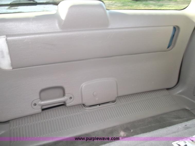 image for item B5069 2002 Chrysler Voyager LX mini van