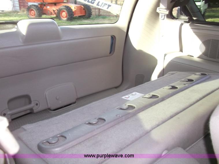 image for item B5069 2002 Chrysler Voyager LX mini van