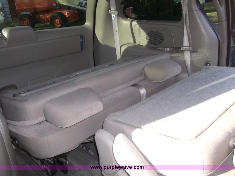 image for item B5069 2002 Chrysler Voyager LX mini van