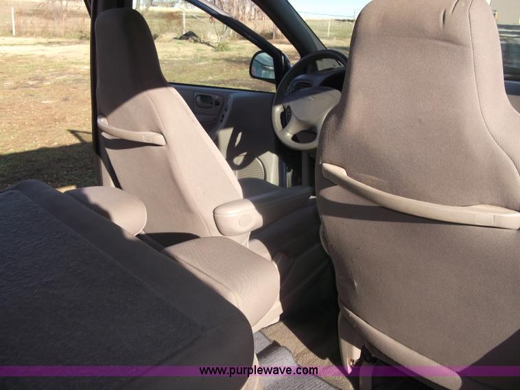 image for item B5069 2002 Chrysler Voyager LX mini van