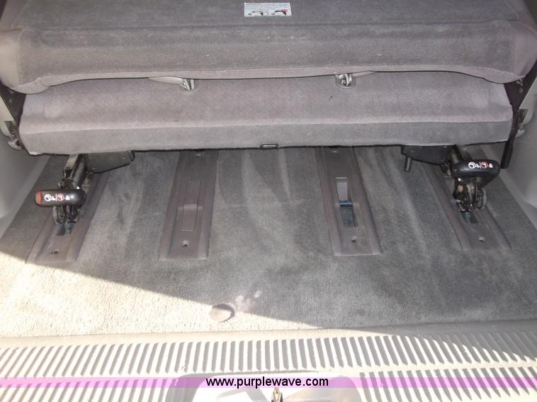 image for item B5069 2002 Chrysler Voyager LX mini van