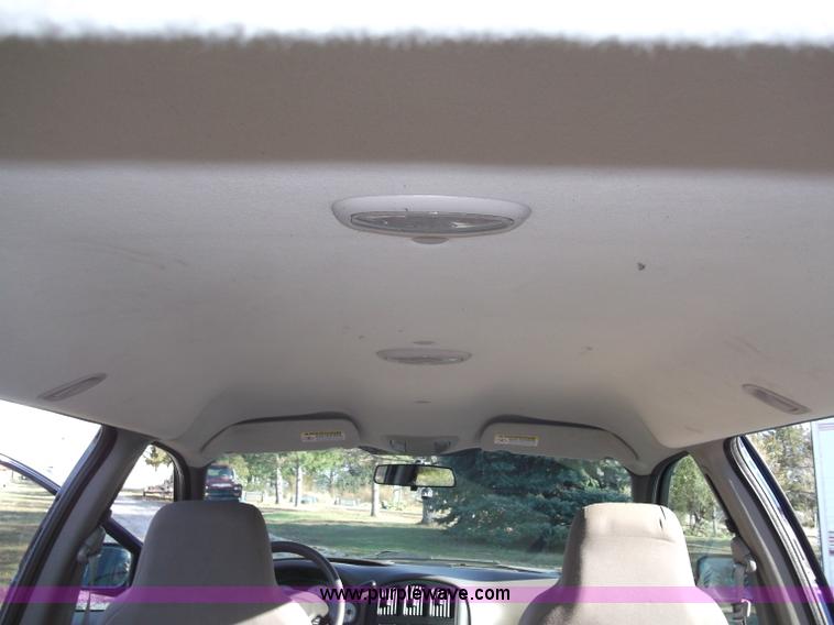 image for item B5069 2002 Chrysler Voyager LX mini van