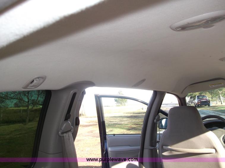 image for item B5069 2002 Chrysler Voyager LX mini van