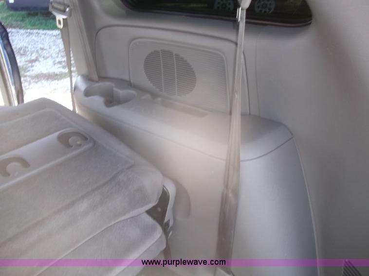 image for item B5069 2002 Chrysler Voyager LX mini van