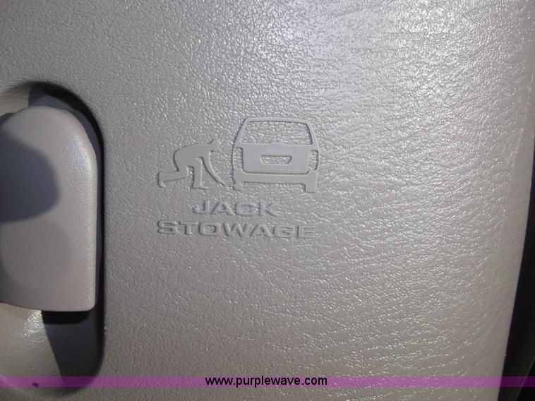 image for item B5069 2002 Chrysler Voyager LX mini van